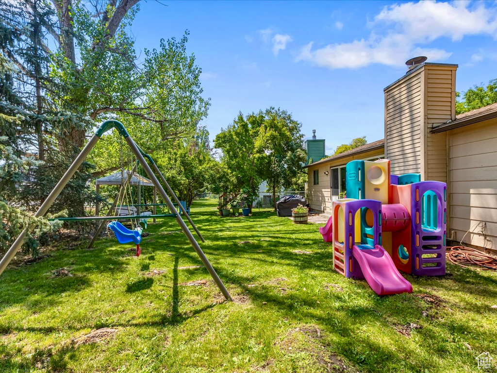 View of grassy yard