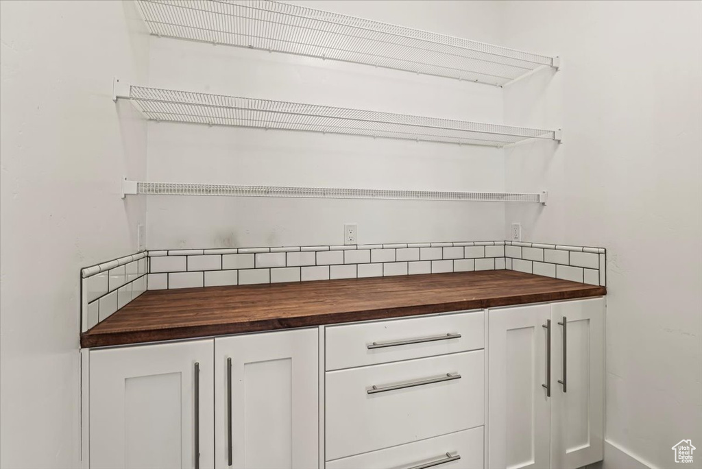 Detailed view of tasteful backsplash