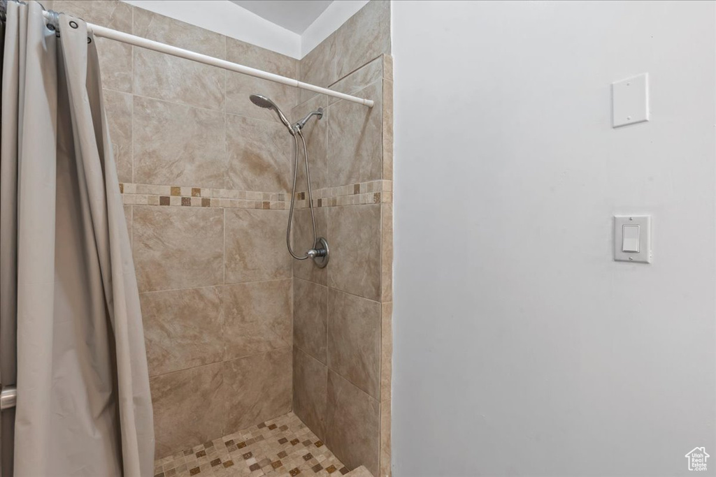 Bathroom featuring a tile shower