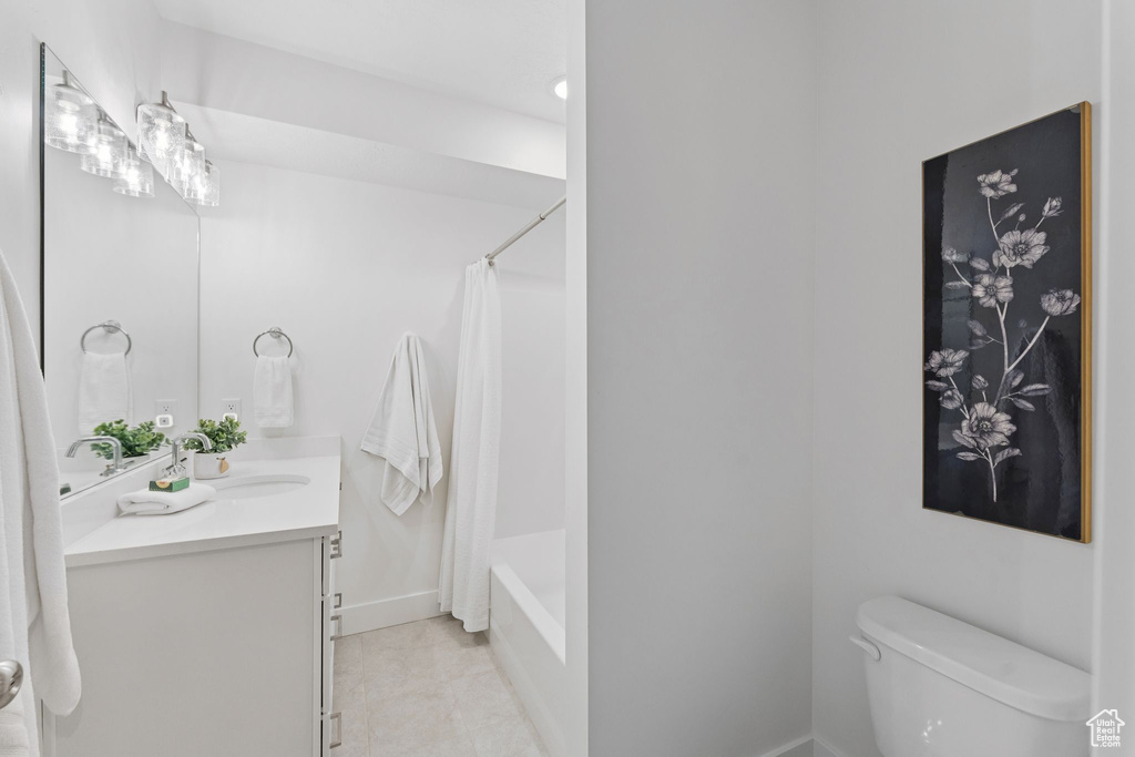 Full bath with vanity and shower / bath combo