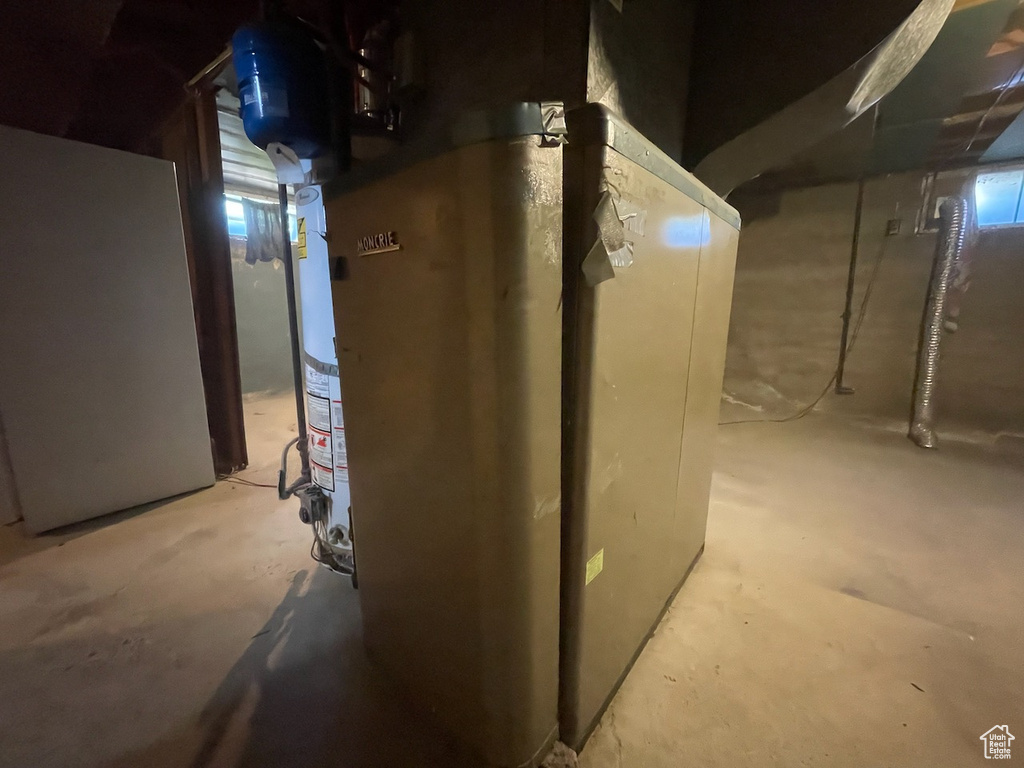 Basement with freestanding refrigerator