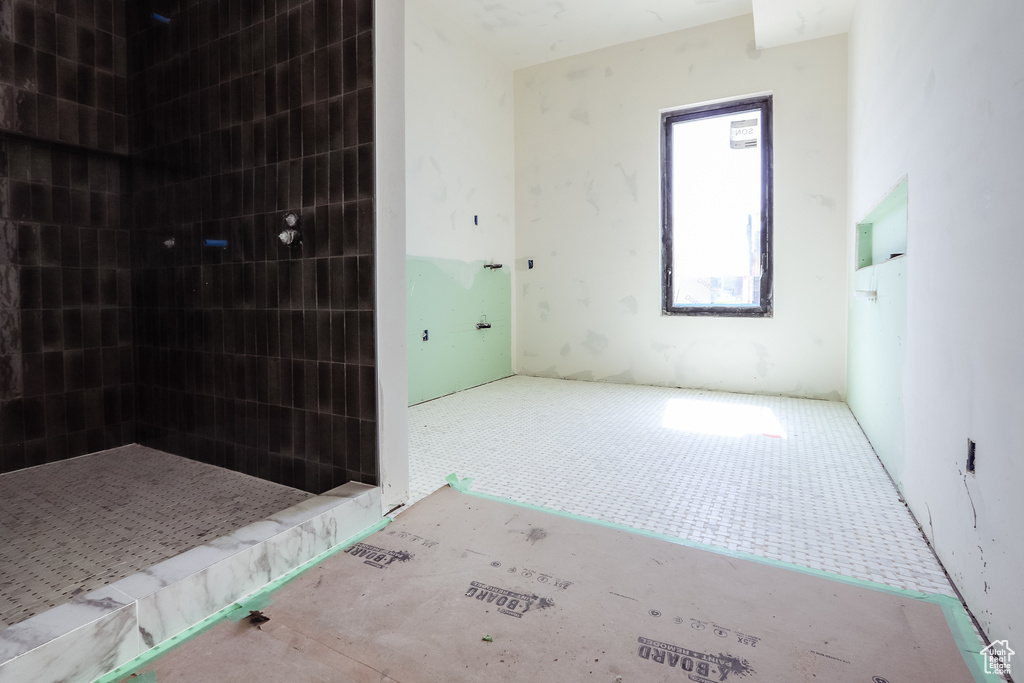 Bathroom featuring tiled shower