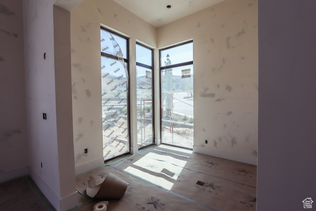 Entryway featuring baseboards