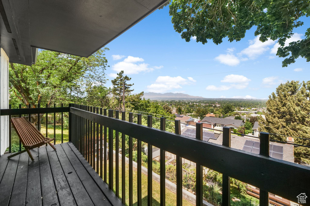 Balcony featuring a mountain view
