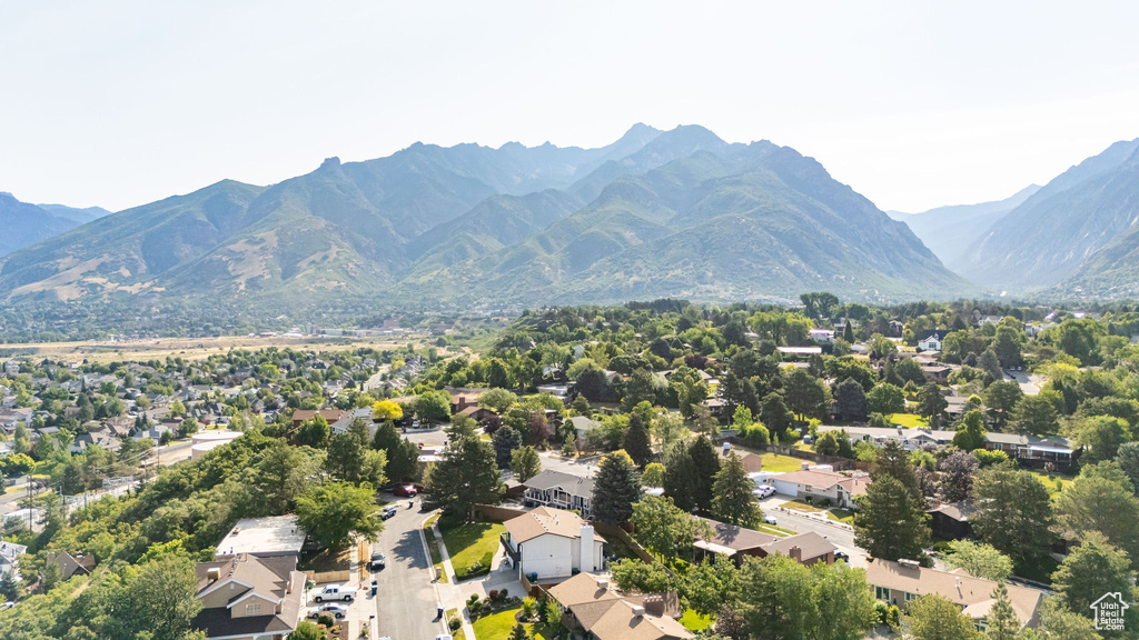 Bird\\\\\\\\\\\\\\\'s eye view of a mountainous background