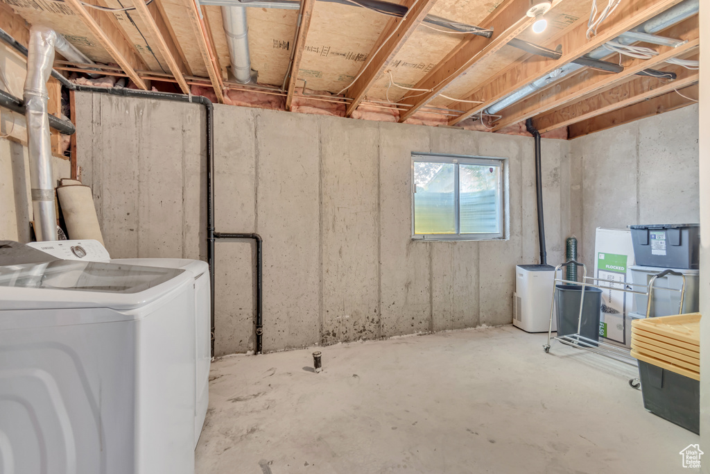 Basement with washing machine and clothes dryer
