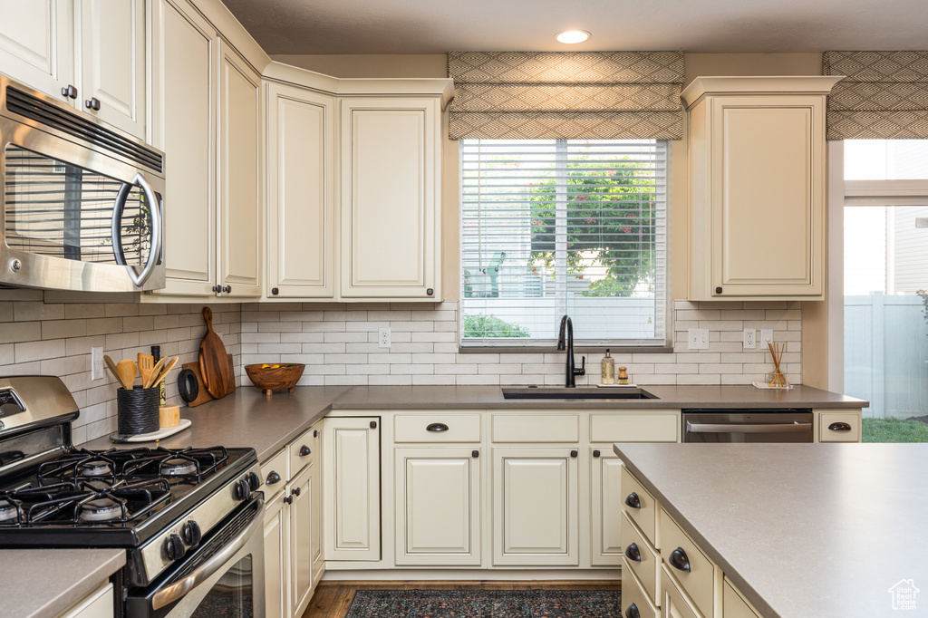 1058 W STONEHAVEN DR North Salt Lake, UT 84054