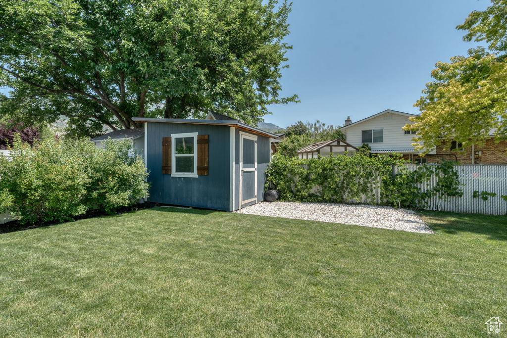View of yard featuring a shed