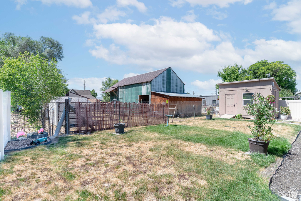 View of yard with an outbuilding