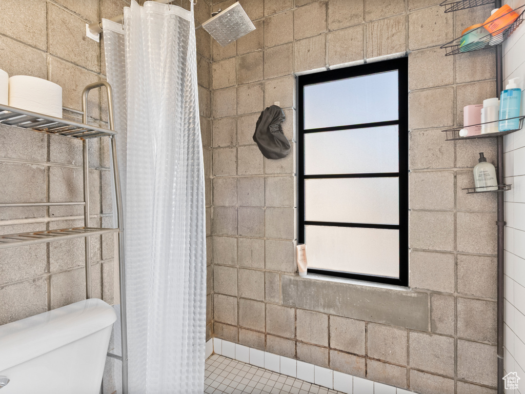 Bathroom with toilet and tiled shower