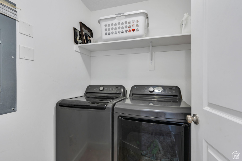 Washroom with washing machine and dryer
