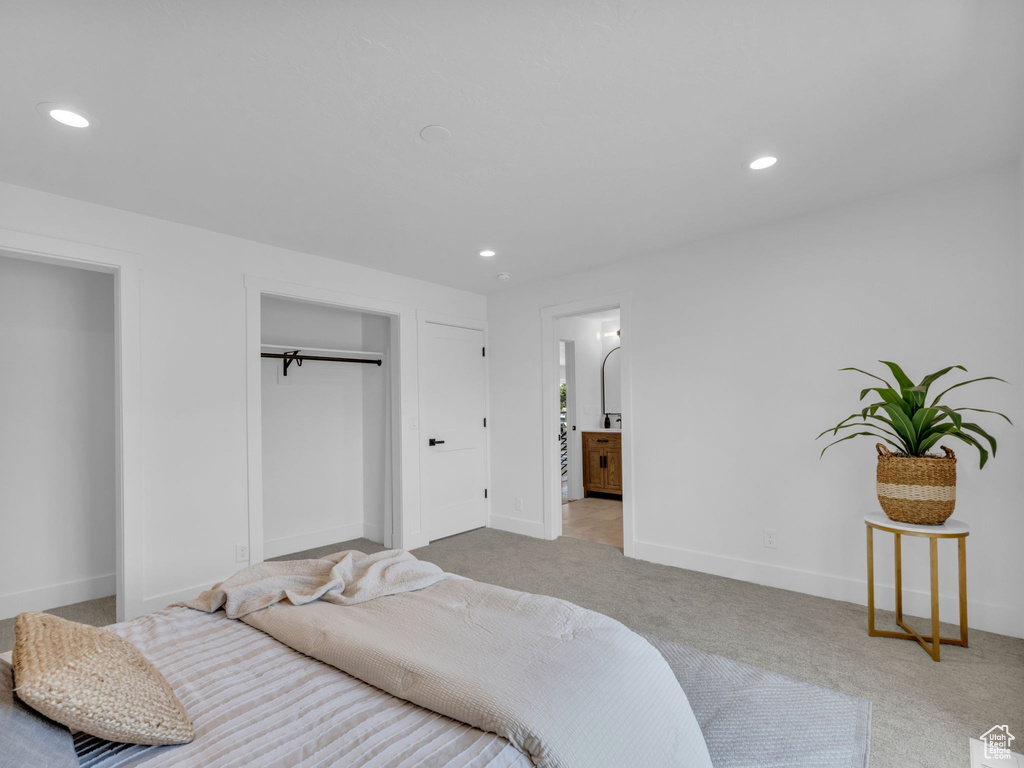Bedroom with carpet floors, recessed lighting, a closet, and connected bathroom