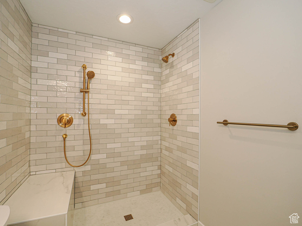 Full bathroom featuring tiled shower and recessed lighting