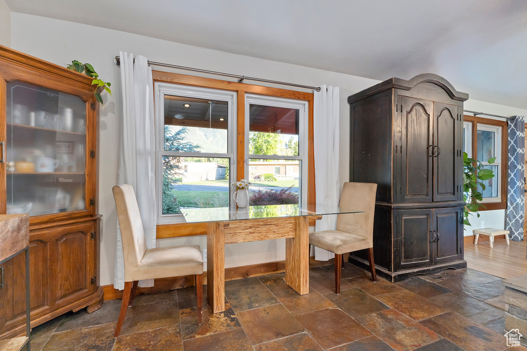 Sitting room featuring stone tile floors