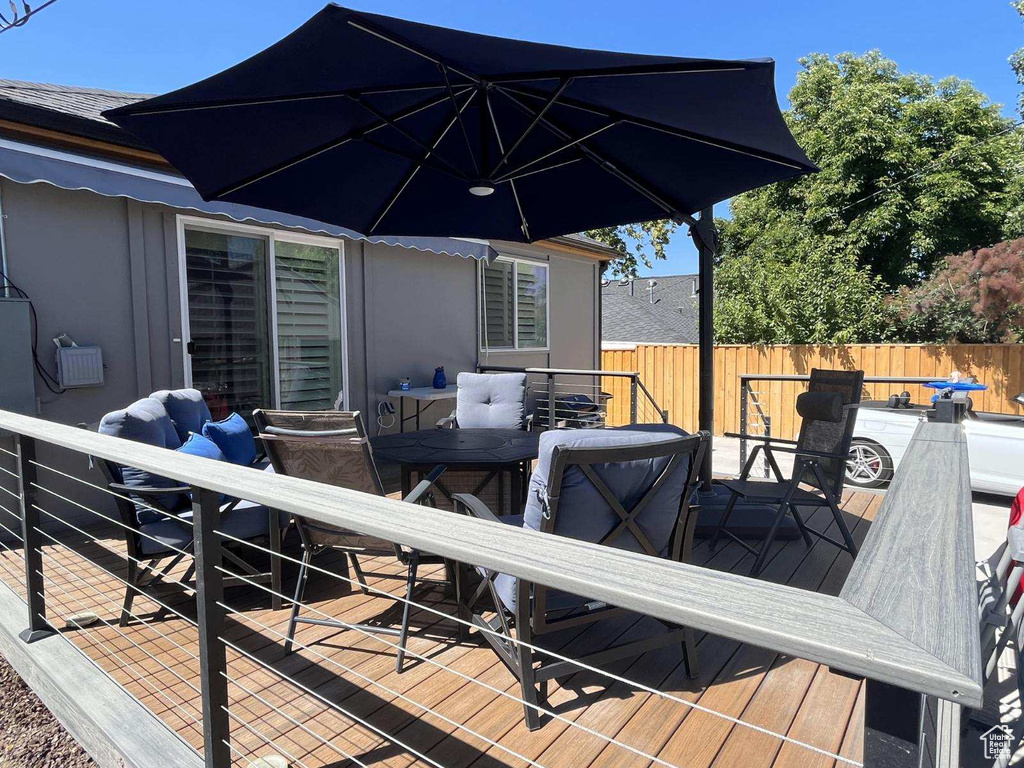 Deck with outdoor dining area