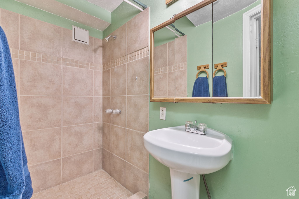 Bathroom featuring a tile shower