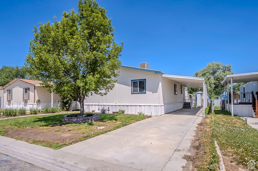 Manufactured / mobile home with driveway and a carport