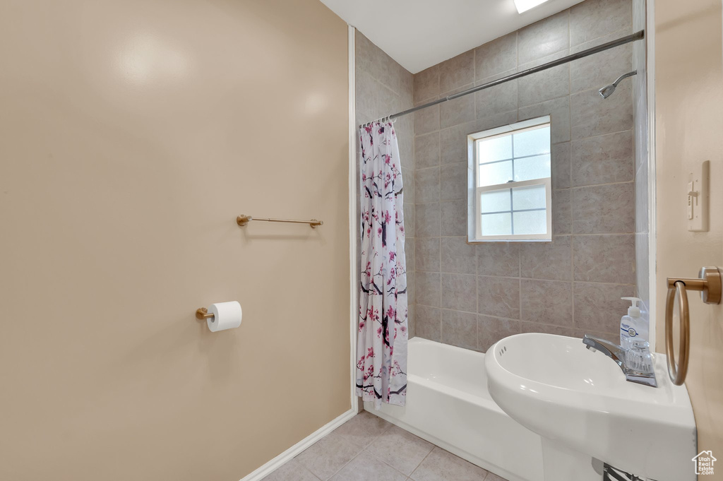 Full bath featuring tile patterned flooring and shower / tub combo