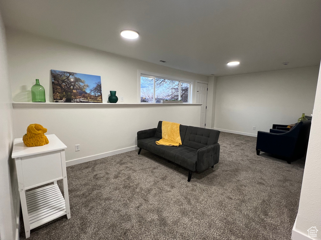 Sitting room featuring carpet flooring and recessed lighting