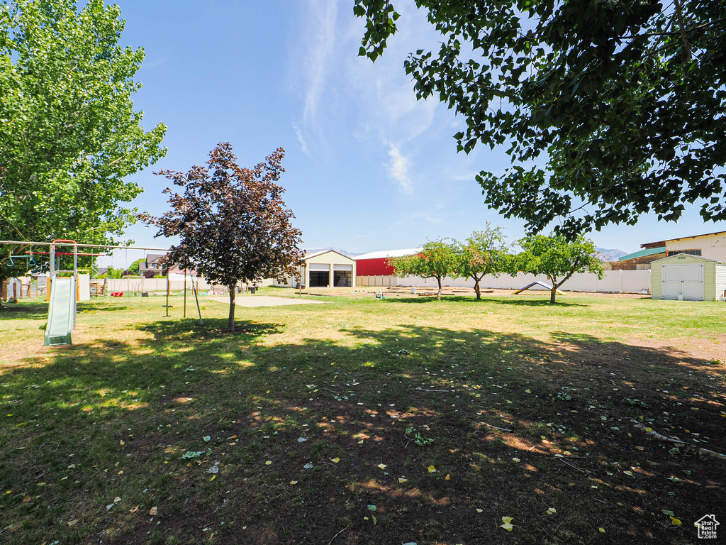 View of yard featuring a shed