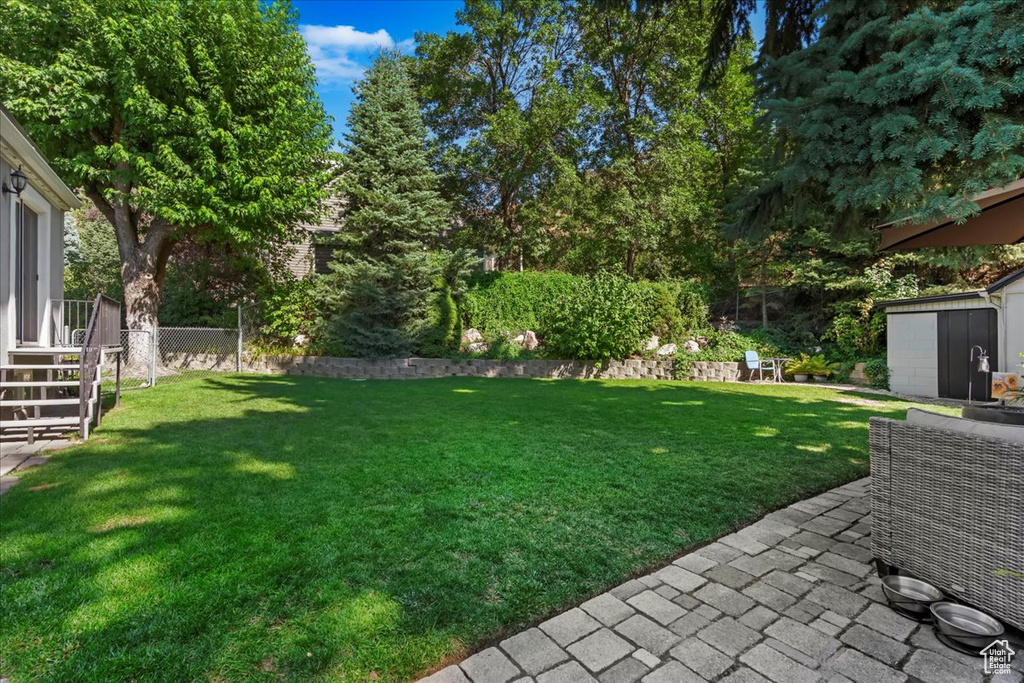 View of yard featuring an outdoor structure