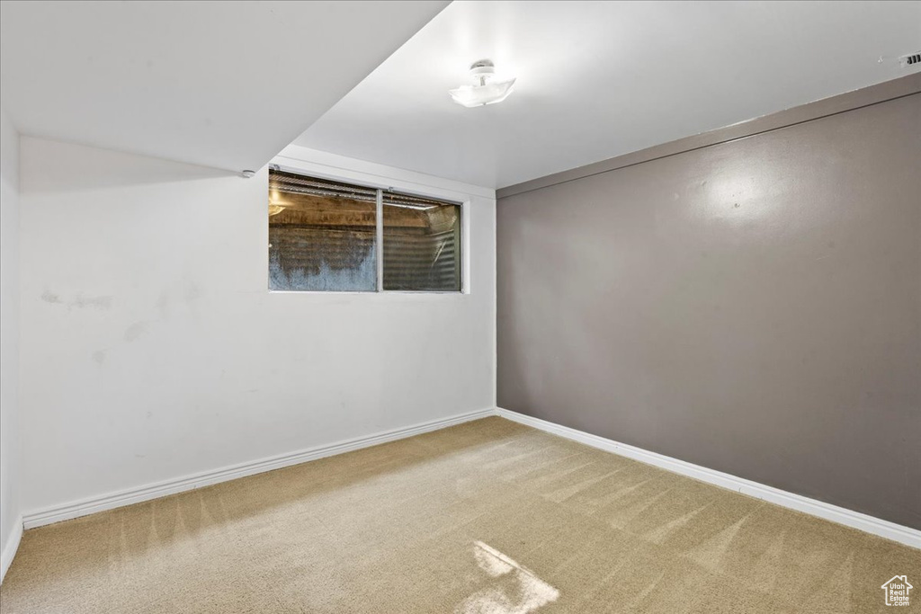 Unfurnished room with carpet flooring