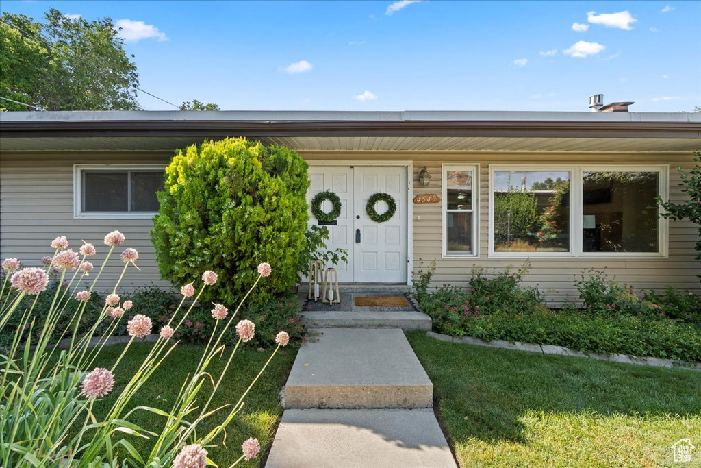 Entrance to property with a yard
