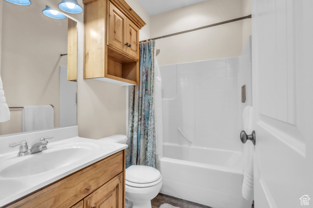 Bathroom with vanity and shower / tub combo with curtain