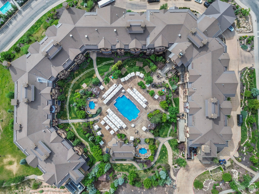 Aerial overview of property\\\'s location featuring a pool area