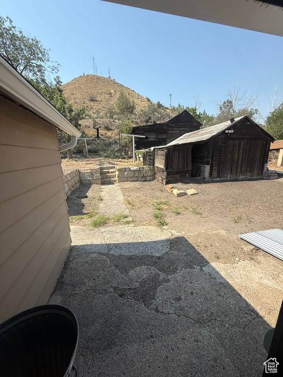 View of yard featuring a mountain view