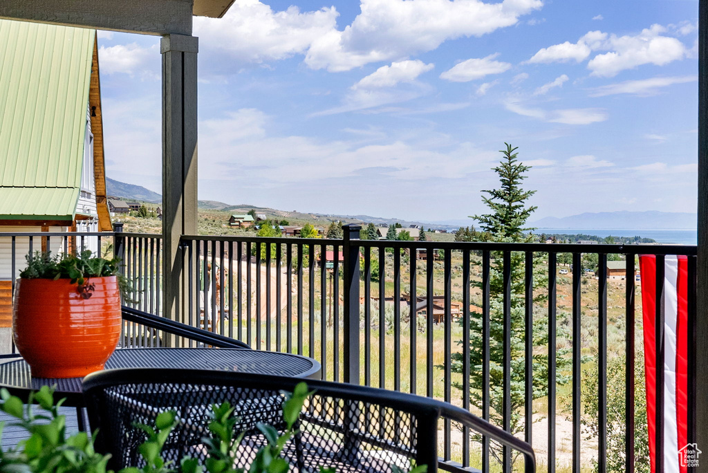 Balcony featuring a mountain view