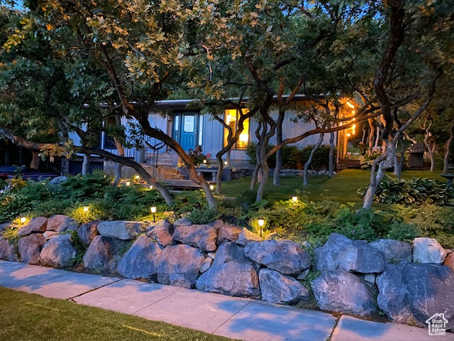 View of front facade with a front lawn