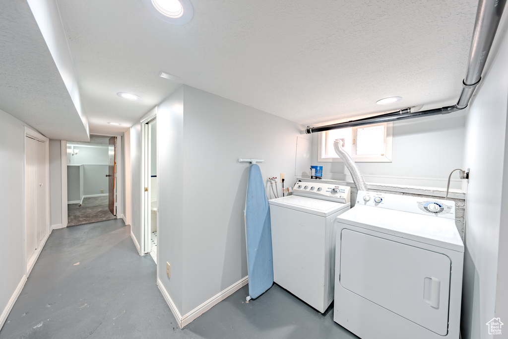 Laundry area featuring independent washer and dryer, recessed lighting, and a textured ceiling