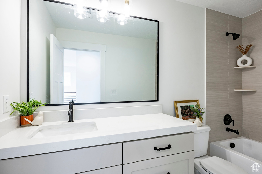 Bathroom with vanity and washtub / shower combination