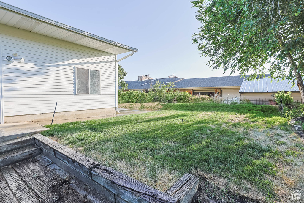View of grassy yard