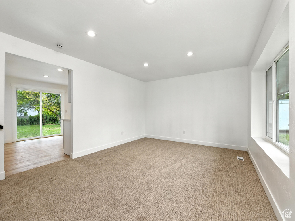 Spare room featuring carpet flooring, recessed lighting, and a smoke detector