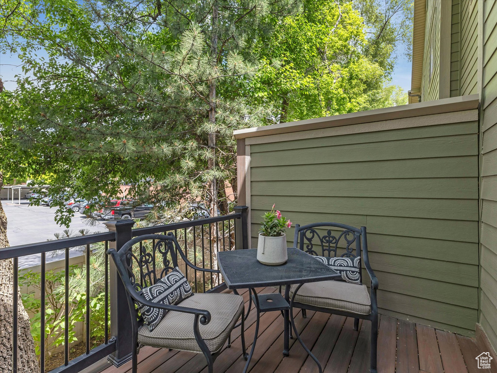 Deck with outdoor dining space