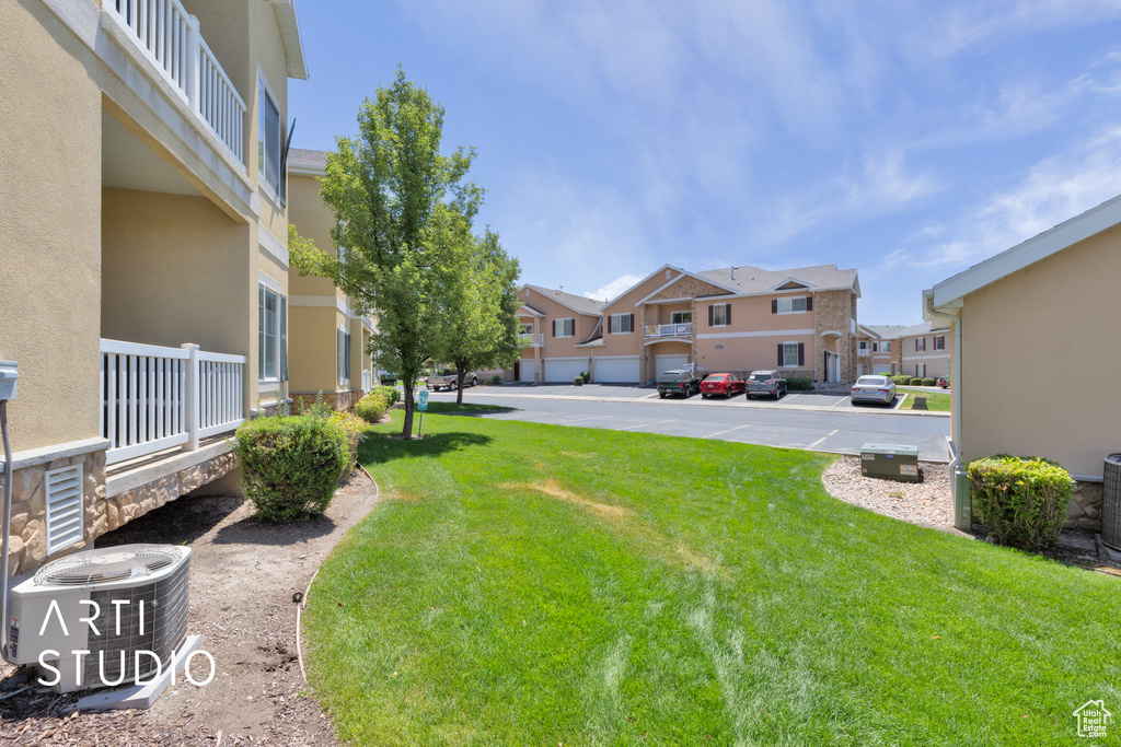 View of grassy yard with a residential view