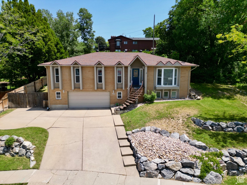 Ranch-style home with brick siding, driveway, and an attached garage