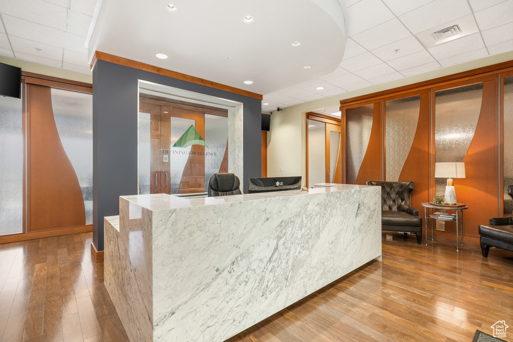 Welcome area with a drop ceiling