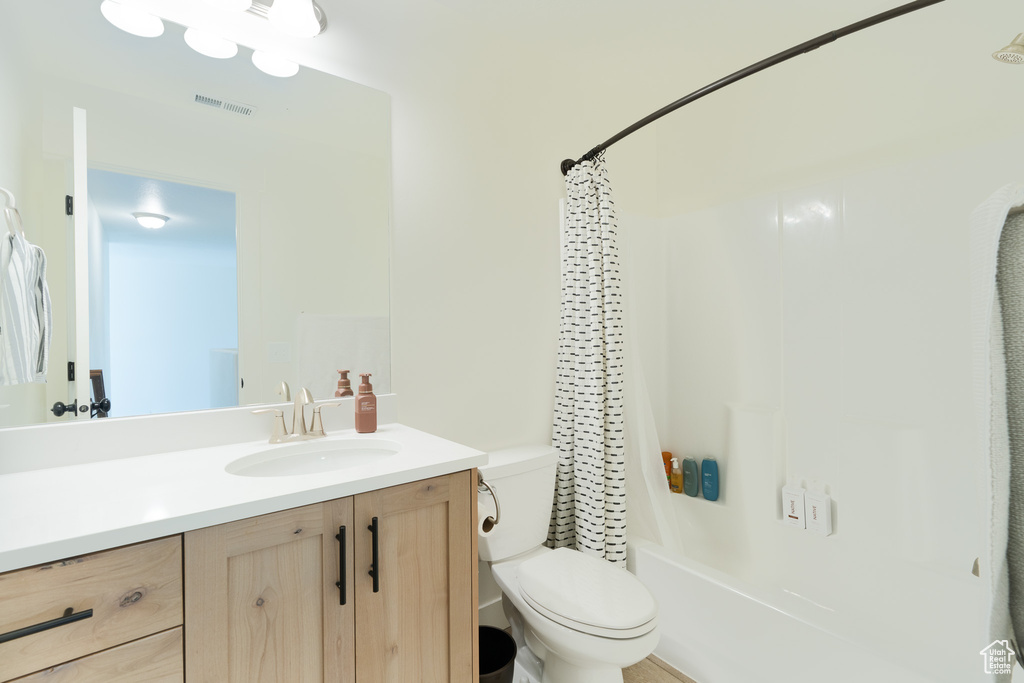 Full bath with vanity and shower / bath combo