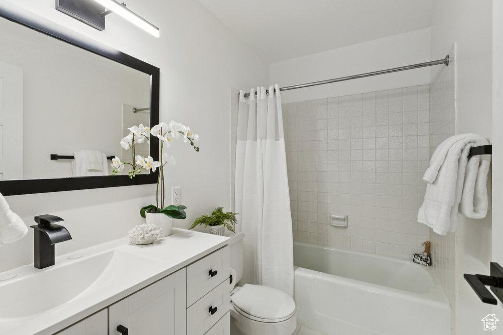 Bathroom with vanity and shower / tub combo with curtain