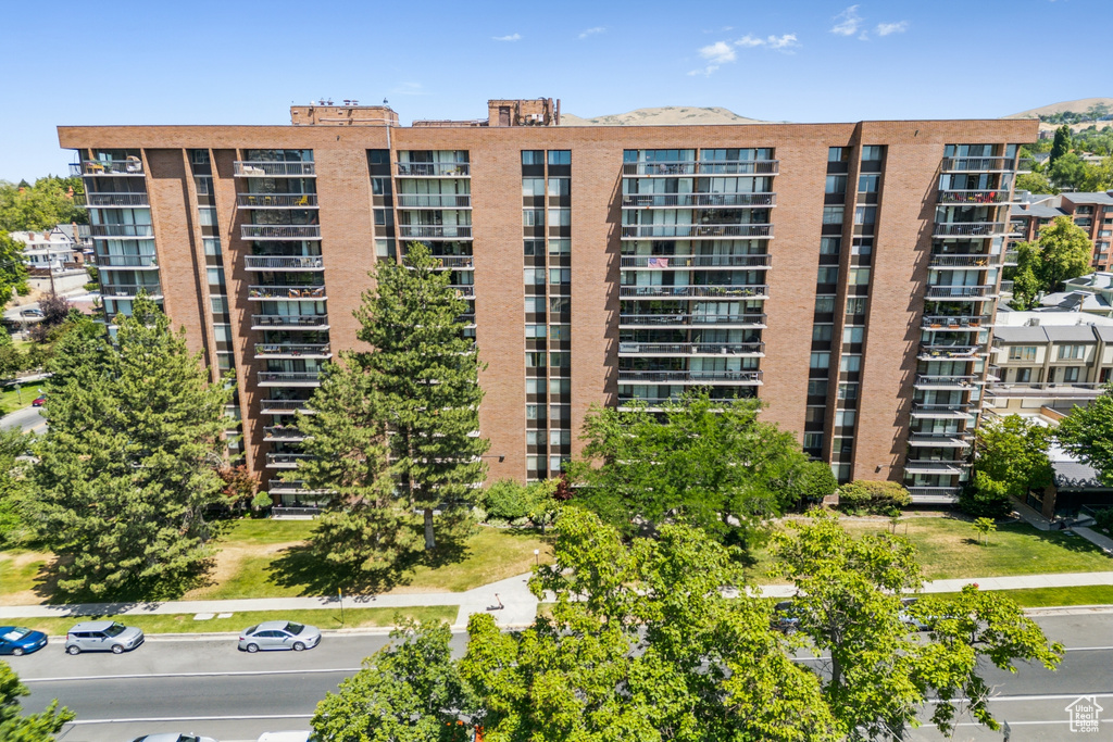 View of apartment building / complex