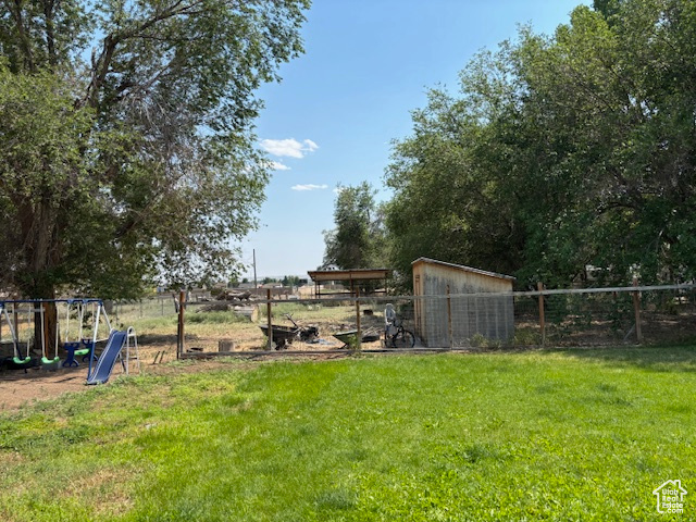 View of yard featuring an outdoor structure