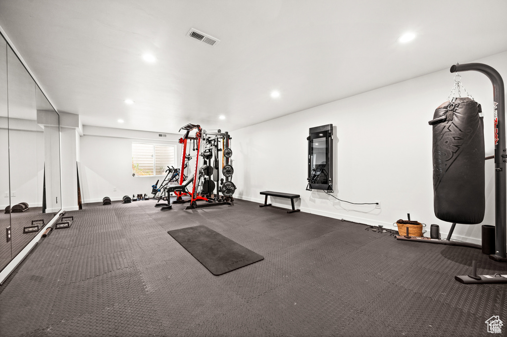 Workout room with recessed lighting