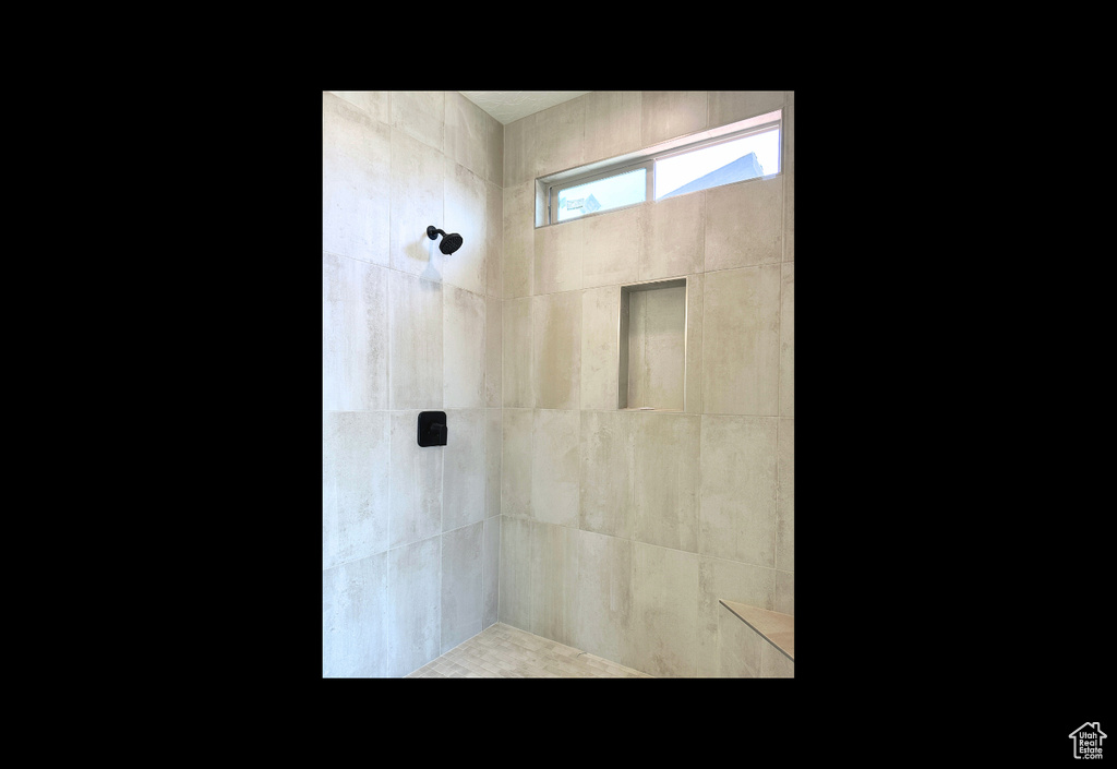 Bathroom featuring a tile shower