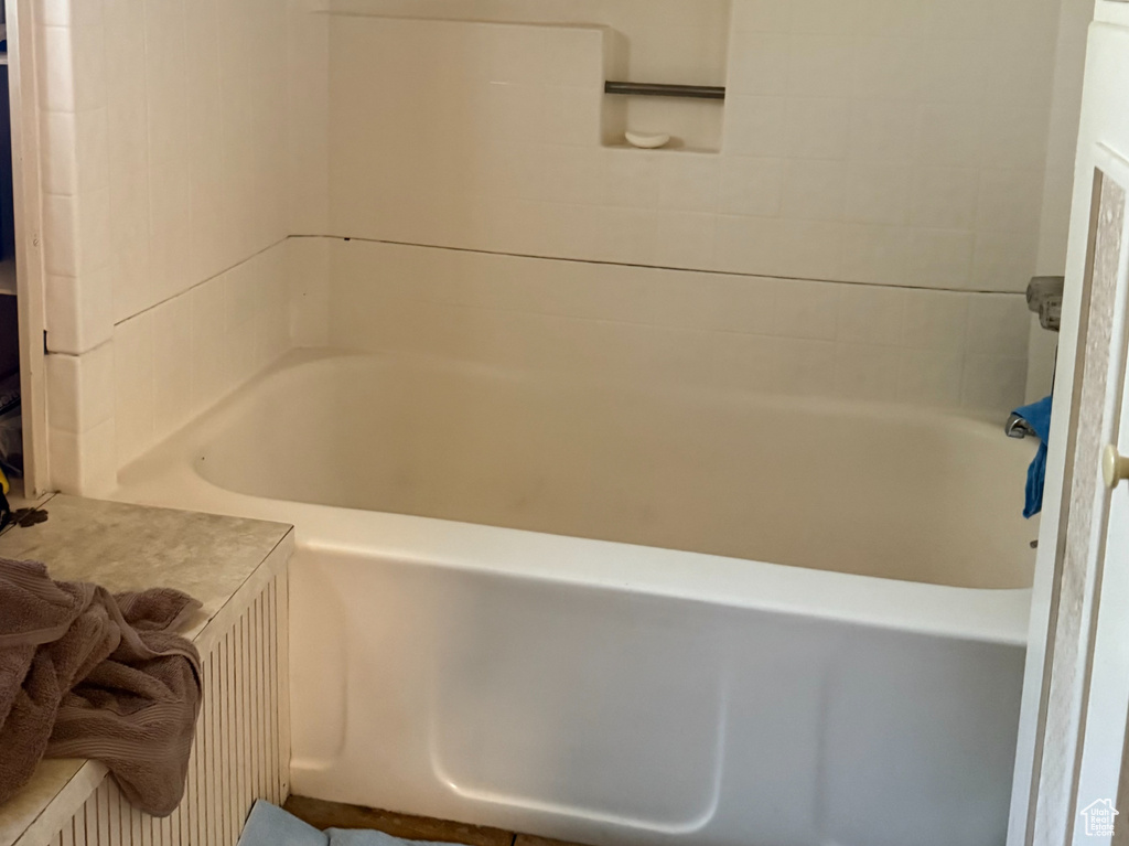 Full bathroom with washtub / shower combination