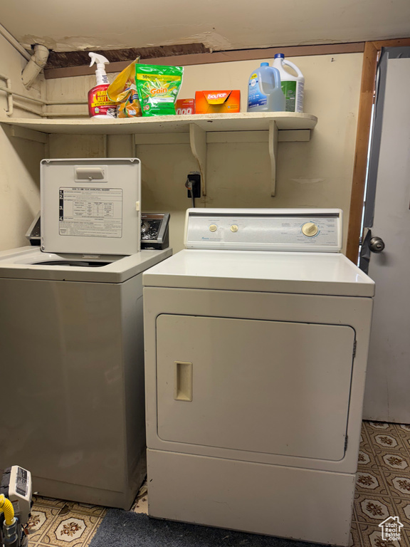 Washroom with washer and dryer