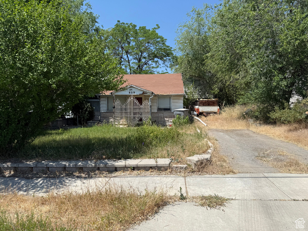 View of front facade with driveway