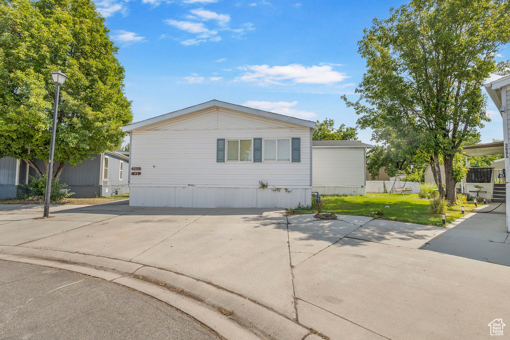 Manufactured / mobile home featuring a front lawn